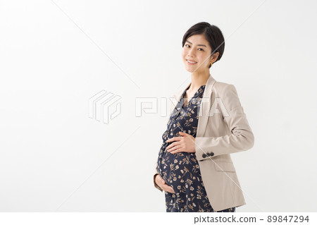 Working mom woman white background Working mom woman white background 89847294