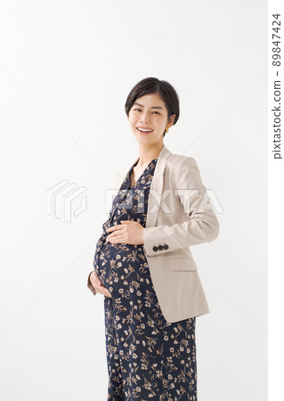 工作媽媽女人白色背景 工作媽媽女人白色背景 89847424