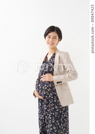 工作媽媽女人白色背景 89847425