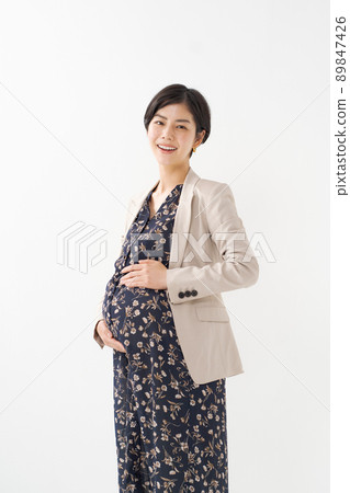 工作媽媽女人白色背景 工作媽媽女人白色背景 89847426
