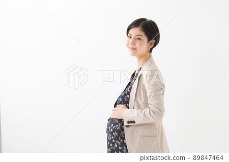 工作媽媽女人白色背景 89847464