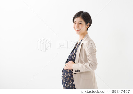 工作媽媽女人白色背景 89847467