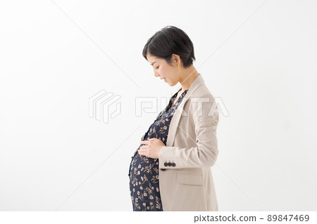 Working mom woman white background Working mom woman white background 89847469