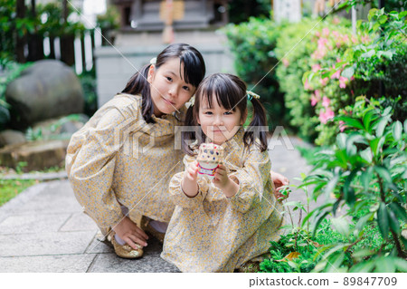 小女孩在外面玩耍 小女孩在外面玩耍 89847709