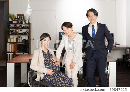 工作的孕婦商業場景 89847925