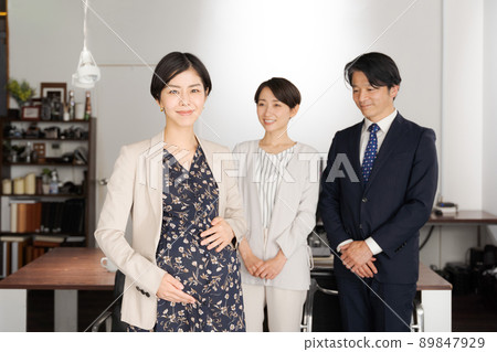 工作的孕婦商業場景 89847929