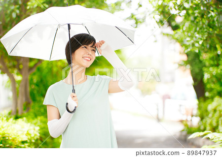 陽傘臂罩年輕女子 陽傘臂罩年輕女子 89847937