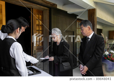 前來參加葬禮的弔唁嘉賓和殯儀館主任 前來參加葬禮的弔唁嘉賓和殯儀館主任 89848041