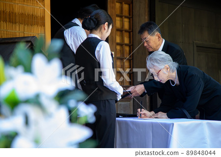 A condolence guest and a funeral director who came to the funeral 89848044