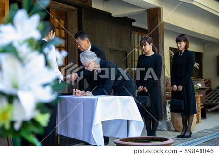 A condolence guest who came to the funeral (in front of the Holy Spirit, Kaori) A condolence guest who came to the funeral (in front of the Holy Spirit, Kaori) 89848046