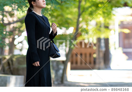 一個穿著喪服的女人來參加葬禮 89848168
