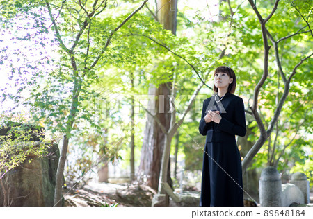 來參加葬禮的女人 89848184