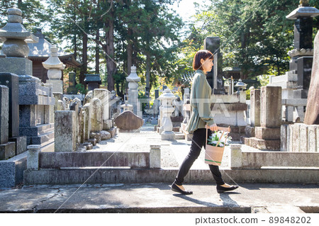 上墳的女人（側面/全身） 89848202