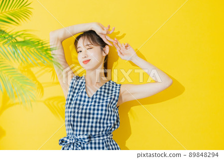 夏天女人黃色背景 夏天女人黃色背景 89848294