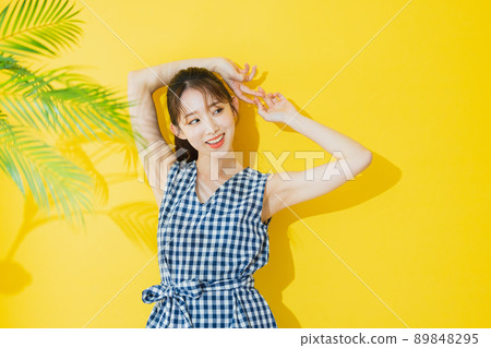 Summer woman yellow background Summer woman yellow background 89848295