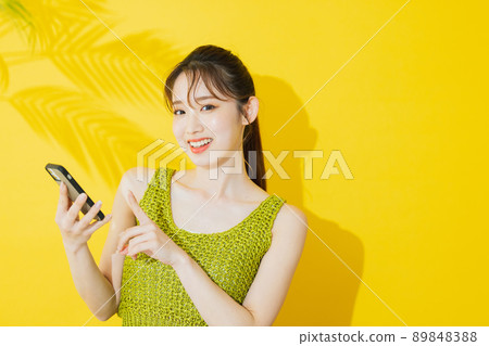 夏天女人黃色背景 89848388