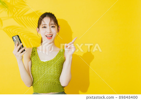 夏天女人黃色背景 89848400