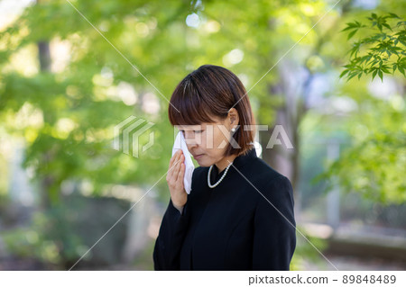 一個女人在葬禮上用手帕哭泣 89848489