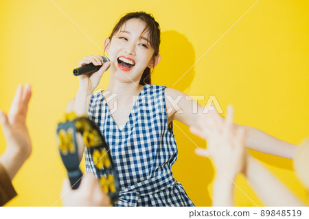 夏天女人黃色背景卡拉 OK 89848519