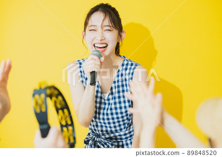 夏天女人黃色背景卡拉 OK 89848520