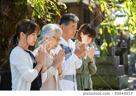 前來參拜的家人（合掌/祈禱） 89848857