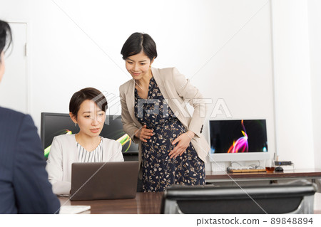 Working pregnant woman's office Working pregnant woman's office 89848894