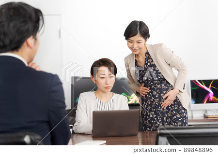 Working pregnant woman's office 89848896