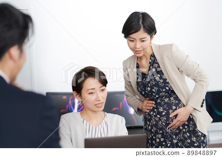 Working pregnant woman's office 89848897