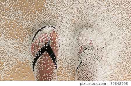 Electrified polystyrene balls clinging to the legs 89848998