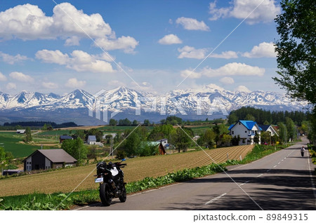 初夏的摩托旅遊勝地美瑛(北海道美瑛町) 初夏的摩托旅遊勝地美瑛(北海道美瑛町) 89849315
