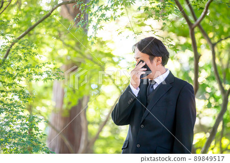 A man in mourning dress who came to a funeral / funeral (crying) 89849517