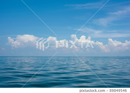 Beautiful sky and blue sea 89849546