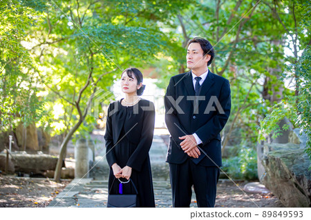 一對穿著喪服的夫婦來參加葬禮 一對穿著喪服的夫婦來參加葬禮 89849593