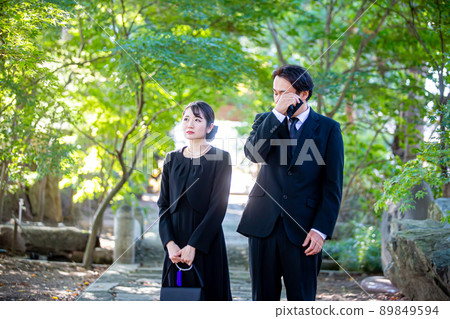 一對穿著喪服的夫婦來參加葬禮 89849594