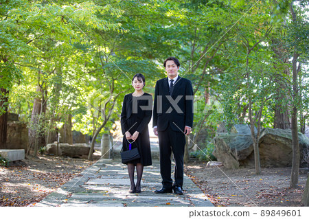 一對穿著喪服的夫婦來參加葬禮 89849601