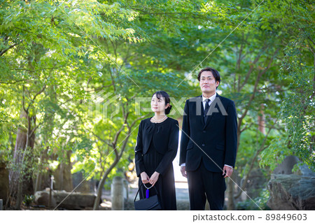 一對穿著喪服的夫婦來參加葬禮 一對穿著喪服的夫婦來參加葬禮 89849603