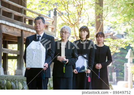 遺體家屬（4人）帶著骨灰進行安葬儀式 89849752