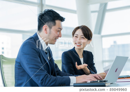 A businessman who confirms the plan while looking at the screen of the personal computer 89849960