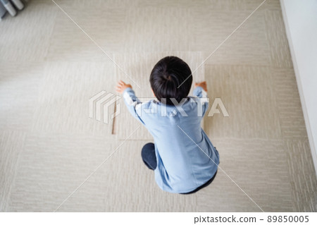 瓷磚地毯髒了,男孩只換了一張 瓷磚地毯髒了,男孩只換了一張 89850005
