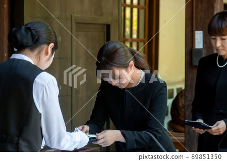 一位身穿喪服的弔唁客人移交葬禮 89851350