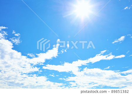 夏天藍天、白雲和太陽 89851382