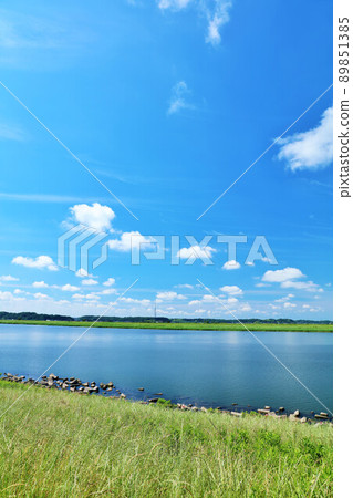 Chiba Prefecture Tone River in the blue sky 89851385