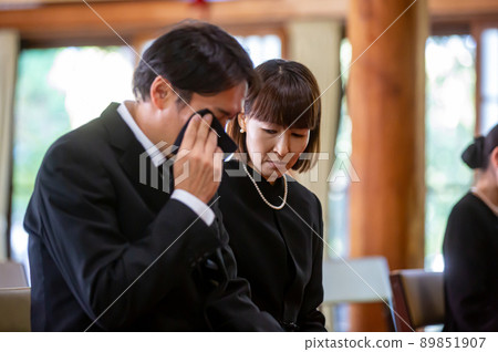 喪親（夫婦）在葬禮上哭泣 89851907