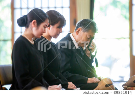 Bereaved family crying at a funeral (elderly man) Bereaved family crying at a funeral (elderly man) 89851914