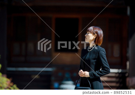 來葬禮的穿喪服的中婦(廟) 來葬禮的穿喪服的中婦(廟) 89852531