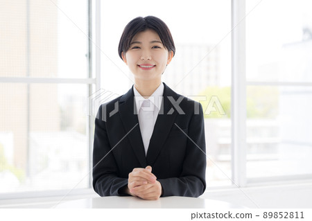 Business students who talk from the camera's perspective 89852811