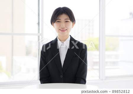 Business students who talk from the camera's perspective 89852812