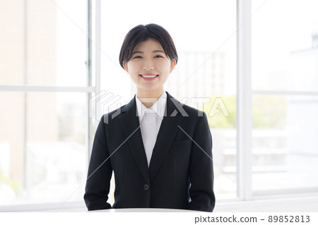 Business students who talk from the camera's perspective 89852813