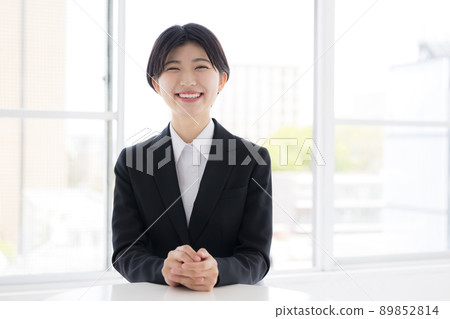 Business students who talk from the camera's perspective 89852814