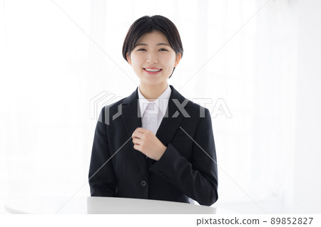 站在鏡頭前說話的商科學生 89852827